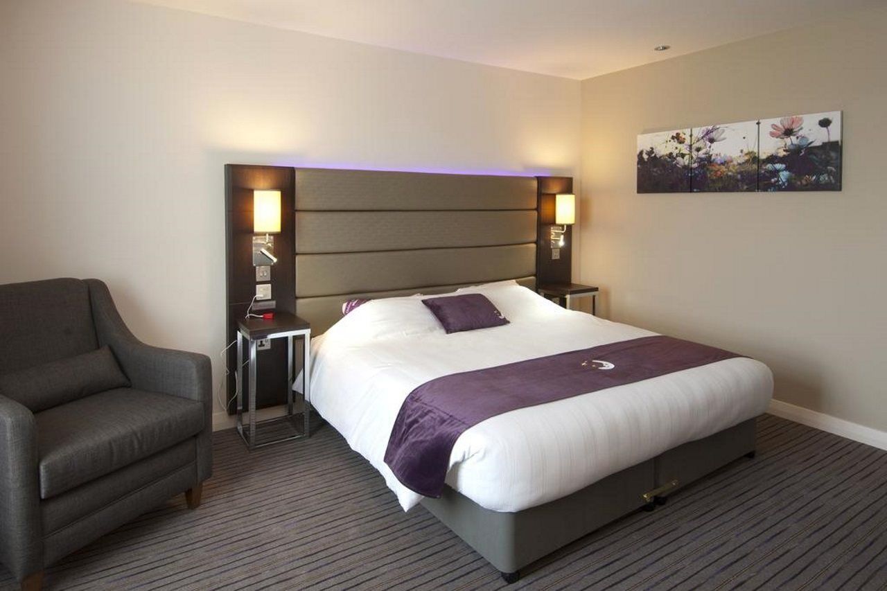 Premier Inn Heathrow Airport Terminal 4 Hillingdon Exterior photo